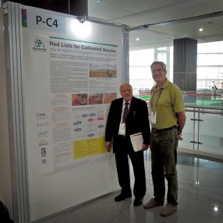 Stefano Padulosi meets Professor M.S. Swaminathan at the IUCN World Congress. 