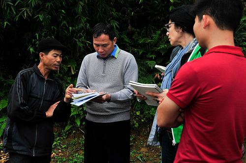 Learning from farmers in Vietnam Climate-Smart Village. Photo: G. Smith (CIAT)