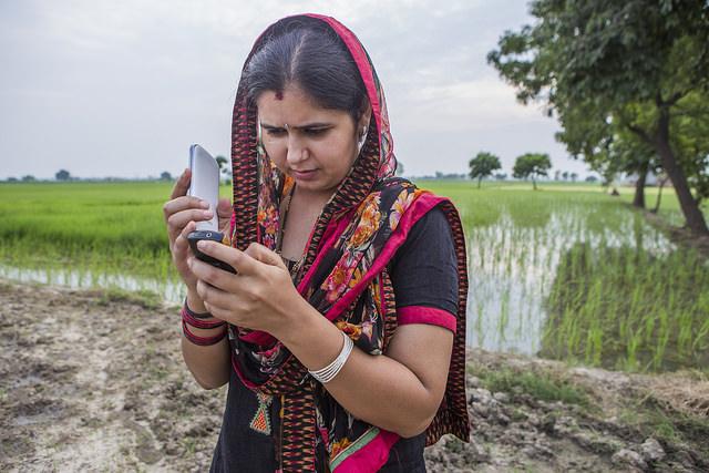 La plataforma de teléfonos móviles ha permitido que las mujeres tengan acceso a información, un hecho sin precedentes. Foto: P.Vishwanathan