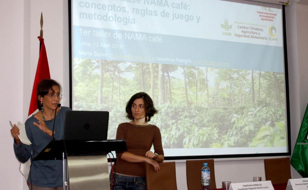 Valentina Robiglio (izquierda) y Marta Suber (Derecha) en el primer taller nacional de NAMA-CAFÉ para el establecimiento de la línea de base de la NAMA-CAFÉ (Foto de Elizabeth Chavez Chavez)