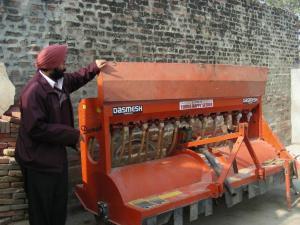 Er. Iqbal Singh from KVK, Sangrur explaining the features of the Happy Seeder that helps sowing wheat in standing rice stubbles