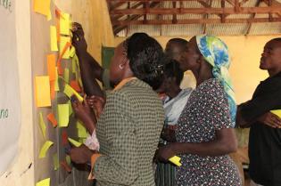 Workshop participants share community values, norms and aspirations and identify ways to cope with environmental stresses. Photo: C. Sova (CIAT-CCAFS).
