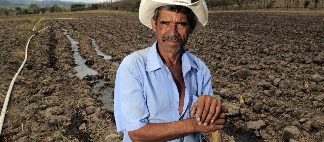A maize farmer near Alauca, Honduras, takes a break from digging irrigation channels in advance of maize planting. Source: https://www.flickr.com/photos/ciat/7034018191/in/set-72157629727826377