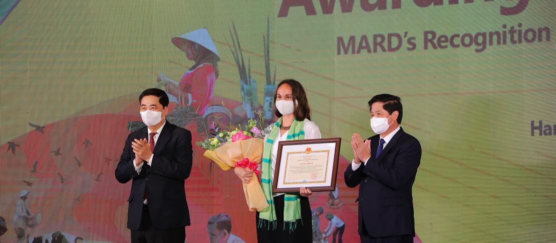 Dr. Sabine Douxchamps, Country representative to Viet Nam of the Alliance of Bioversity and CIAT, received the award on behalf of CCAFS management.