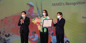 Dr. Sabine Douxchamps, Country representative to Viet Nam of the Alliance of Bioversity and CIAT, received the award on behalf of CCAFS management.